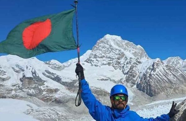 সপ্তম বাংলাদেশি হিসেবে মাউন্ট এভারেস্ট জয় করে বিশ্বরেকর্ড গড়েছেন বাংলাদেশি ইকরামুল হক শাকিল