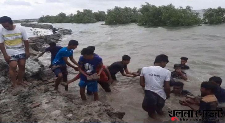 সাতক্ষীরার শ্যামনগরের মুন্সীগঞ্জ ইউনিয়নের অনেকেই বেড়িবাঁধ নিয়ে আতঙ্কে দিন কাটাচ্ছেন।