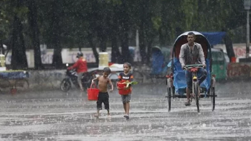 সারা দেশে ভারি বৃষ্টির পূর্বাভাস, কমবে তাপমাত্রাও।