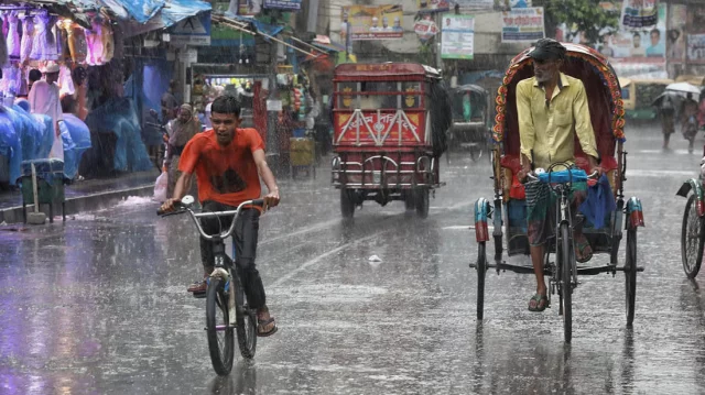 দেশজুড়ে বৃষ্টির আভাস, কোথাও ভারি বর্ষণের শঙ্কা রয়েছে।