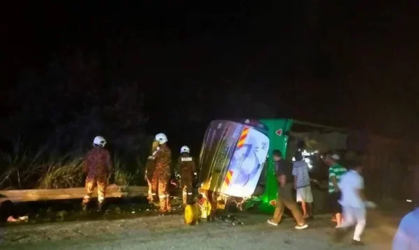 মালয়েশিয়ায় ভয়াবহ সড়ক দুর্ঘটনায় ১৫ নিহত এবং আহত ৪৮ জন।