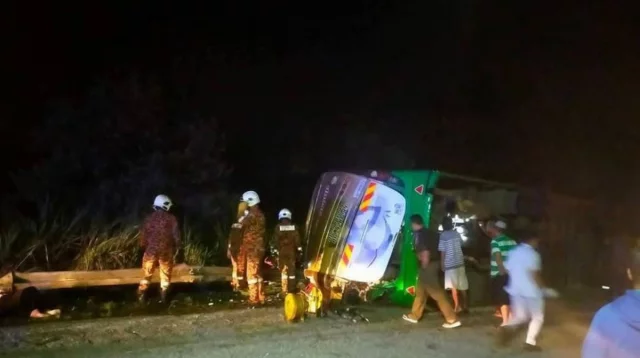 মালয়েশিয়ায় ভয়াবহ সড়ক দুর্ঘটনায় ১৫ নিহত এবং আহত ৪৮ জন।