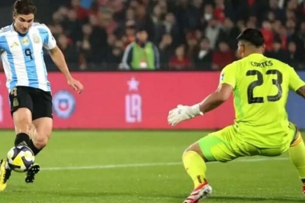 ওয়ার্ড কাপ কোয়ালিফায়ারসে চিলিকে ১-০ গোলে হারিয়েছে ডিফেন্ডিং চ্যাম্পিয়ন আর্জেন্টিনা। শুরুর একাদশে ছিলেন না লিওনেল মেসি। তবে ১৬ মিনিটে হুলিয়ান আলভারেজের করা গোলে লিড নেয় বিশ্বচ্যাম্পিয়নরা। ম্যাচে বিরতির পর মেসি মাঠে নামলেও পাল্টায়নি স্কোর লাইন। এমিলিয়ানো মার্তিনেজের দৃঢ়তায় পূর্ণ পয়েন্ট নিয়ে মাঠ ছাড়ে আলবিসেলেস্তেরা। পুরো ম্যাচে ৬৬% বলের দখল নিয়ে ছড়ি ঘুরিয়েছে স্কালোনি শিষ্যরা। গোলের উদ্দেশ্যে নেয়া ১০ শটের চারটিই ছিলো লক্ষ্যে। এই জয়ে আর্জেন্টিনার শীর্ষস্থান সুংসহত হলেও বিশ্বকাপের টিকিট পাওয়ার আশা কার্যত শেষ হয়ে গেলে চিলির।